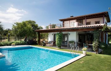 Our rental summer villa option in Bodrum, Yalıkavak, features a private pool and is situated within a landscaped 1000 m2 garden with grass - 
