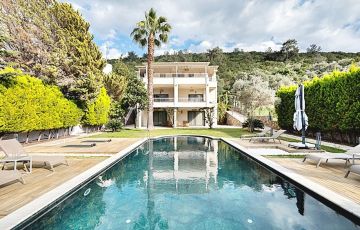 <p>Our duplex holiday rental apartment, located 400 meters from the sea in Bodrum Torba, is part of a facility consisting of three independent apartments - 
